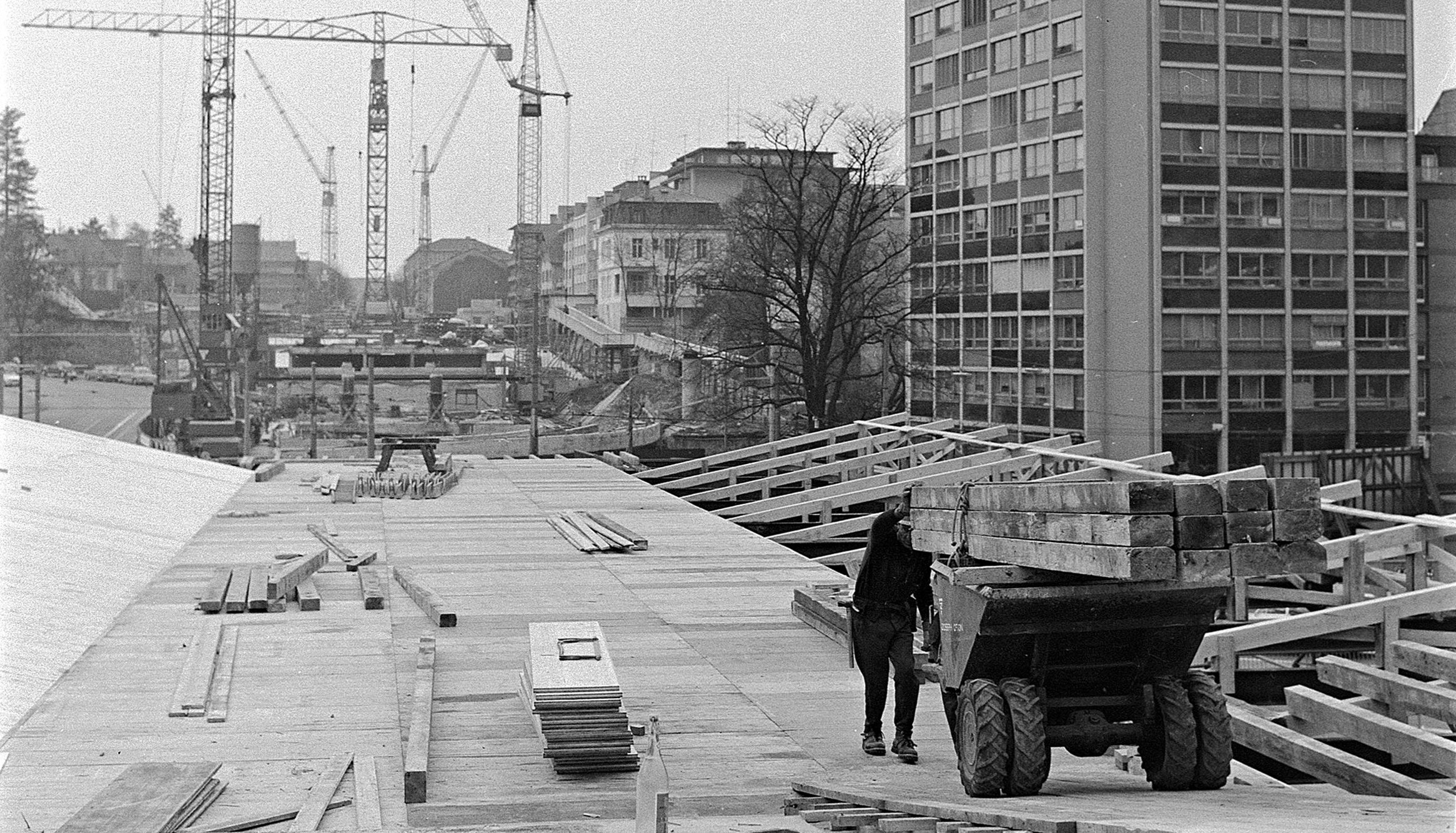 Das Heuwaage-Viadukt 1969 im Bau. Schwarz-Weiss-Bild