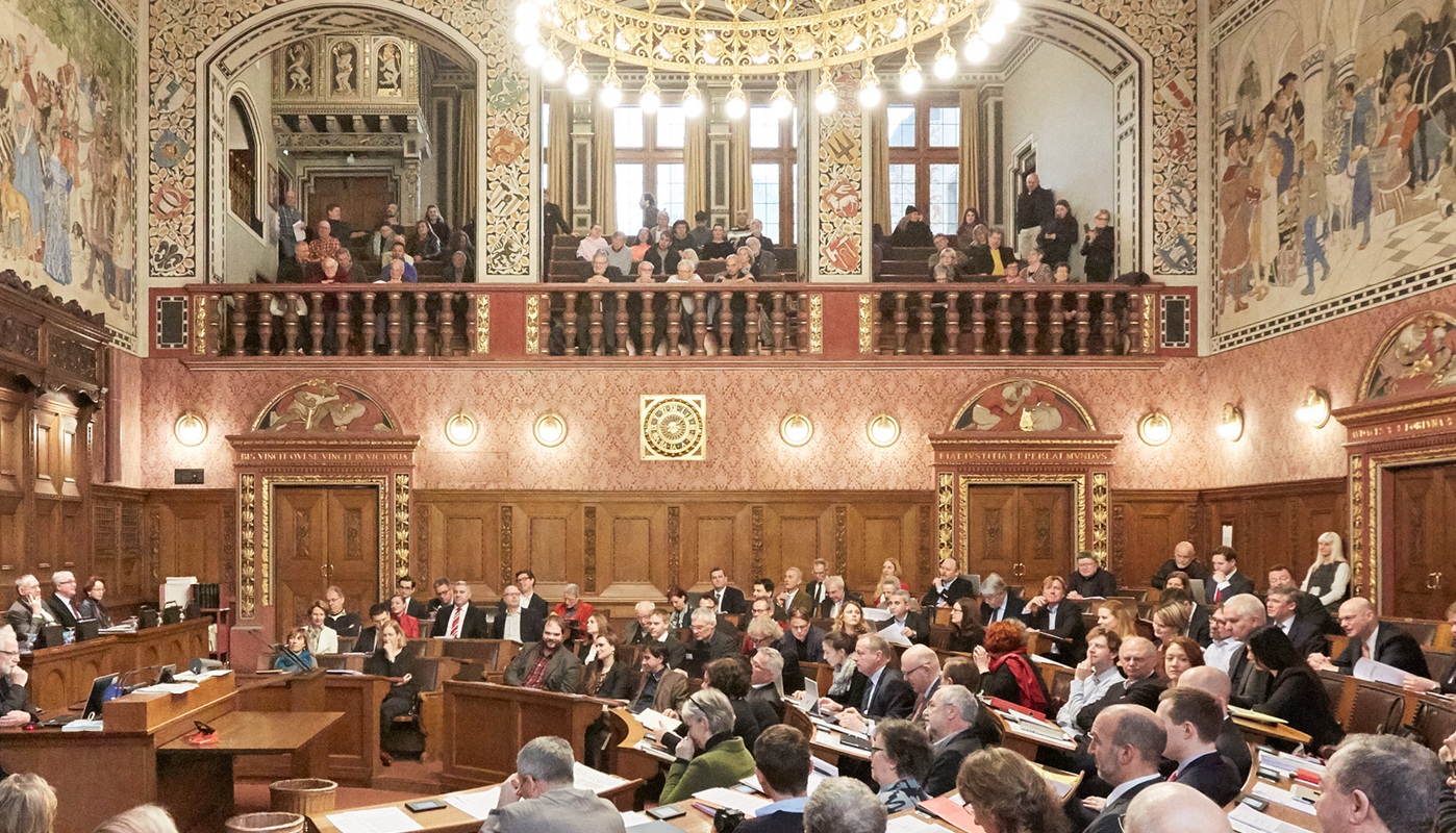 Publikum auf der Besuchertribüne.