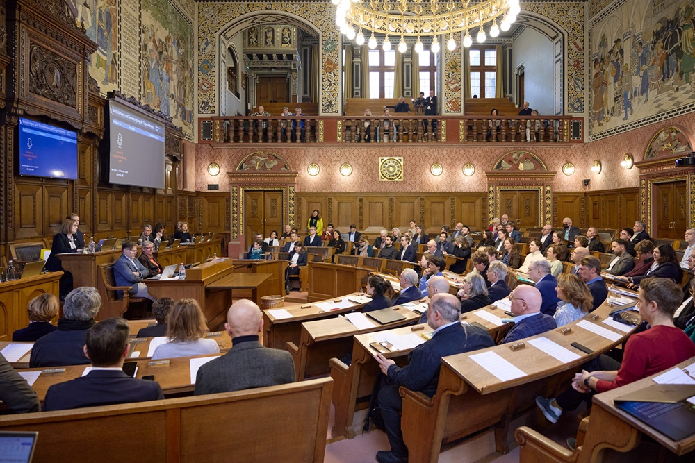 Vollbesetzter Grossratssaal, vorne hält die neue Ratspräsidentin ihre Antrittsrede.