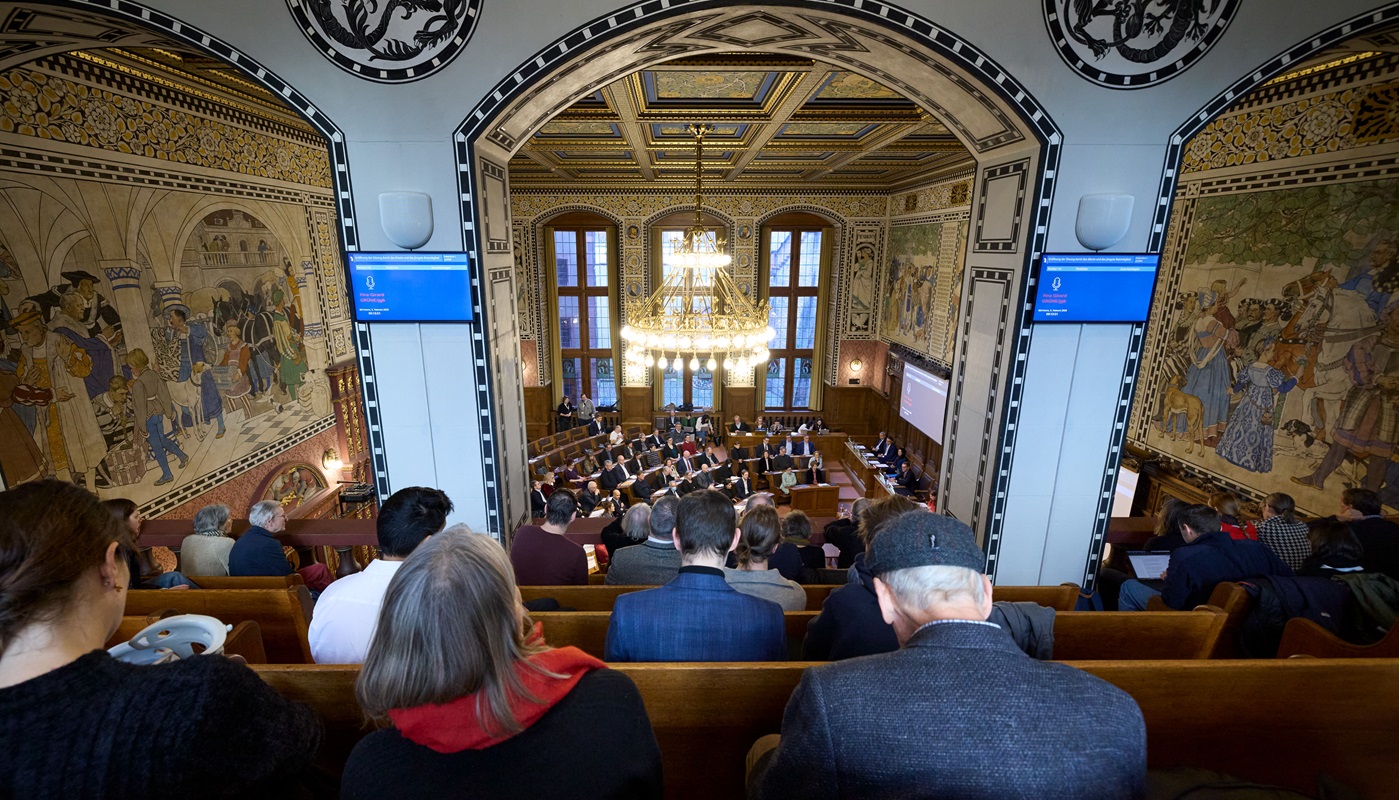 Blick ab der Tribüne auf das Ratsgeschehen. Die Sitzungen dauern von 9-12 und 15-18. Uhr. Mehrere Male pro Jahr gibt es auch eine Abendsitzung.