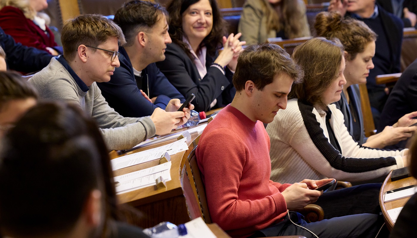 Dicht gedrängte Sitzreihen. Der Grosse Rat sitzt nicht nach Parteien, sondern nach Wahlkreisen.
