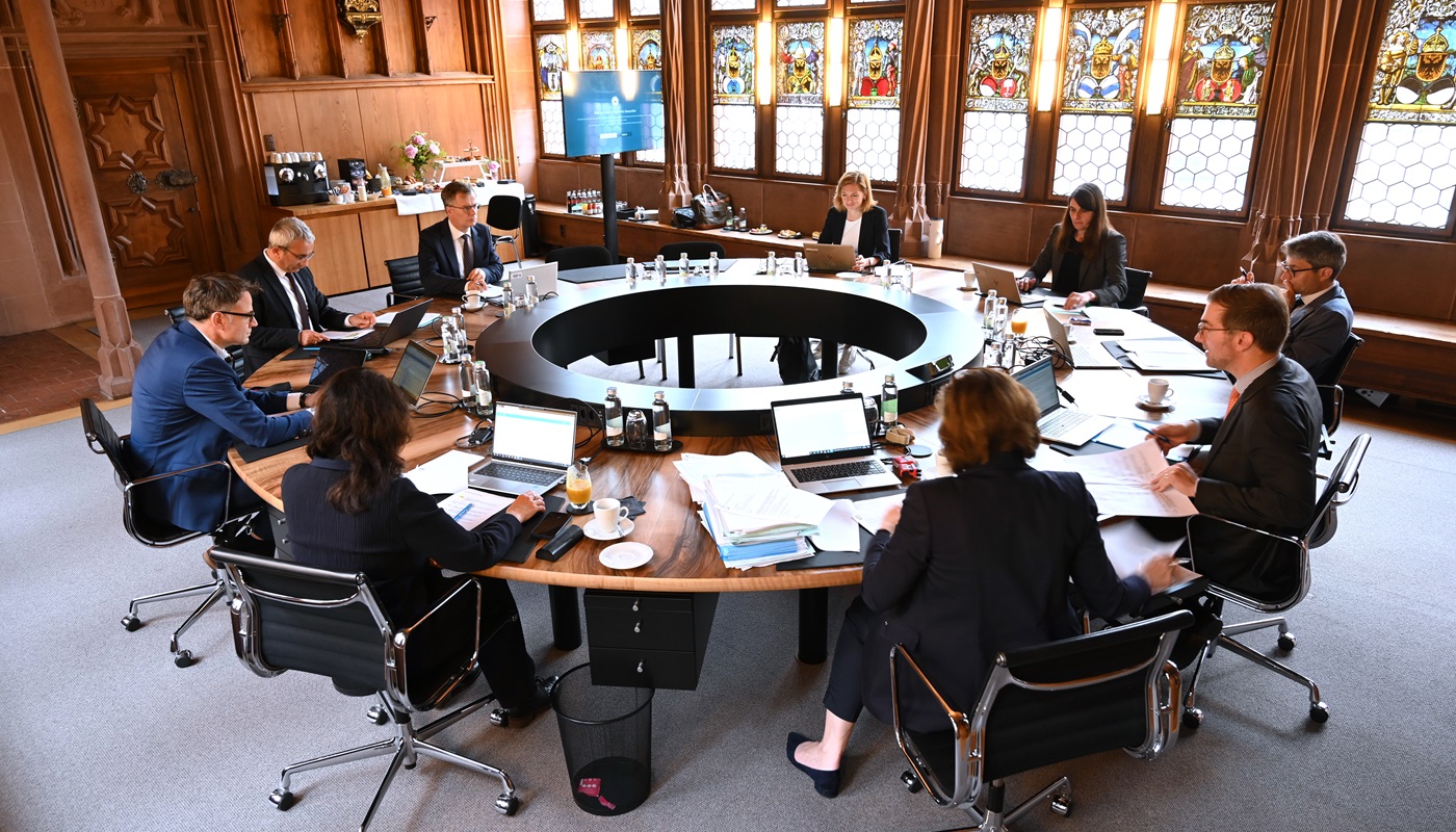 Die Regierung tagt im Regierungssaal.