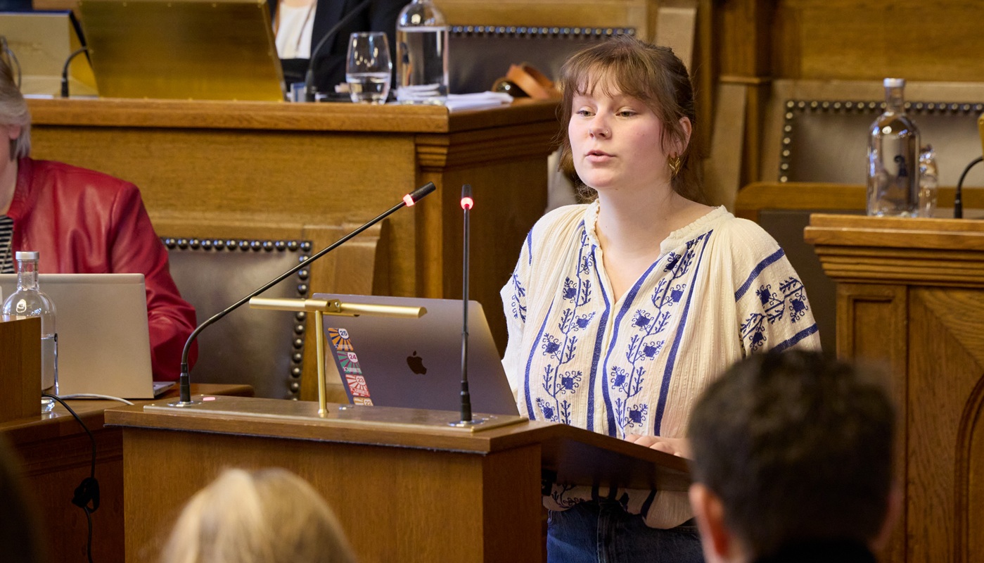 Eine junge Grossrätin spricht am Redepult.