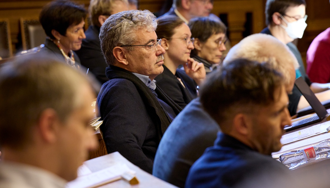 Dicht gefüllte Grossratssitze im Saal.