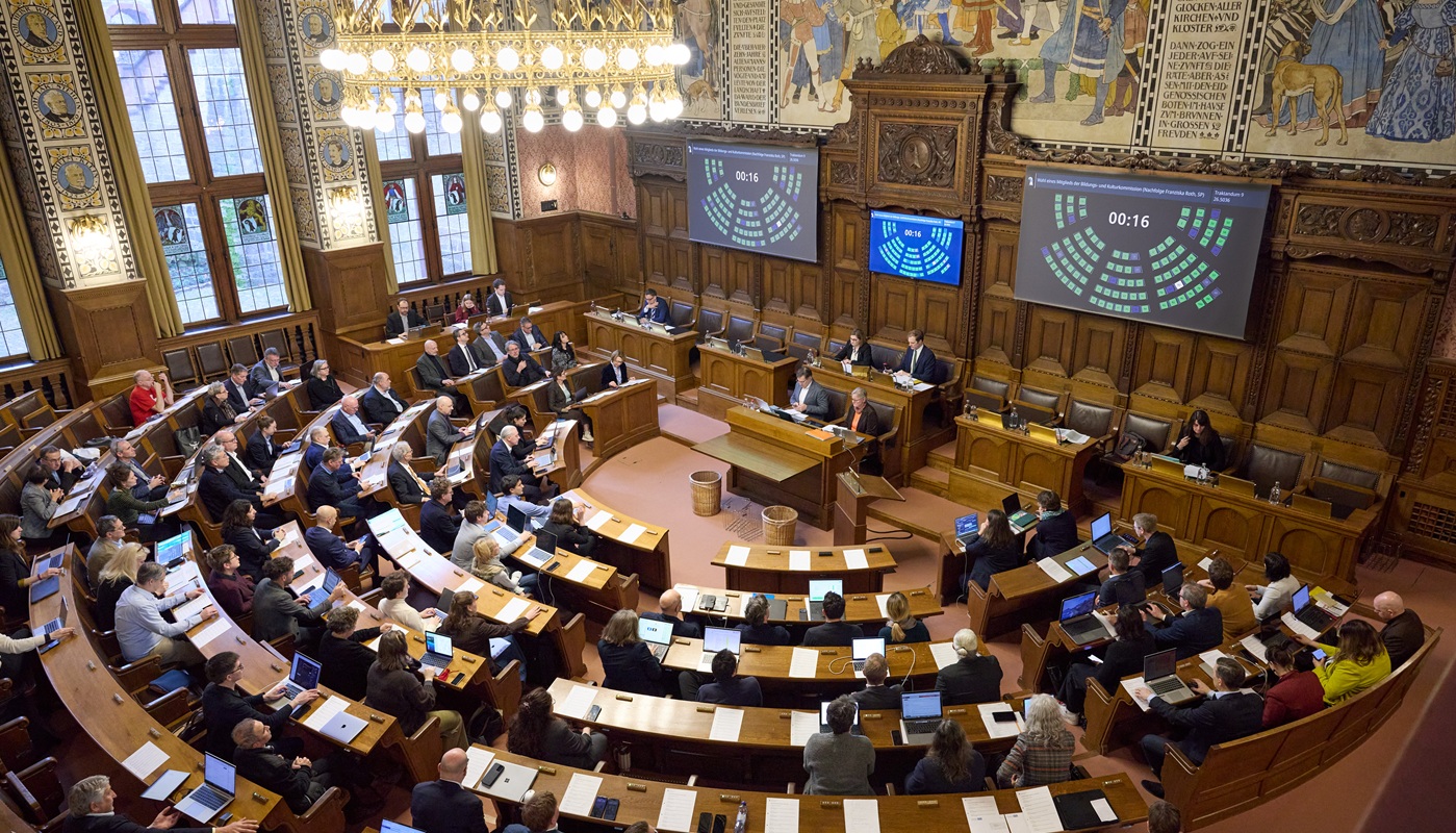 Der Grosse Rat tagt im Grossratssaal, vorne leuchtet die Abstimmungsanlage grün.