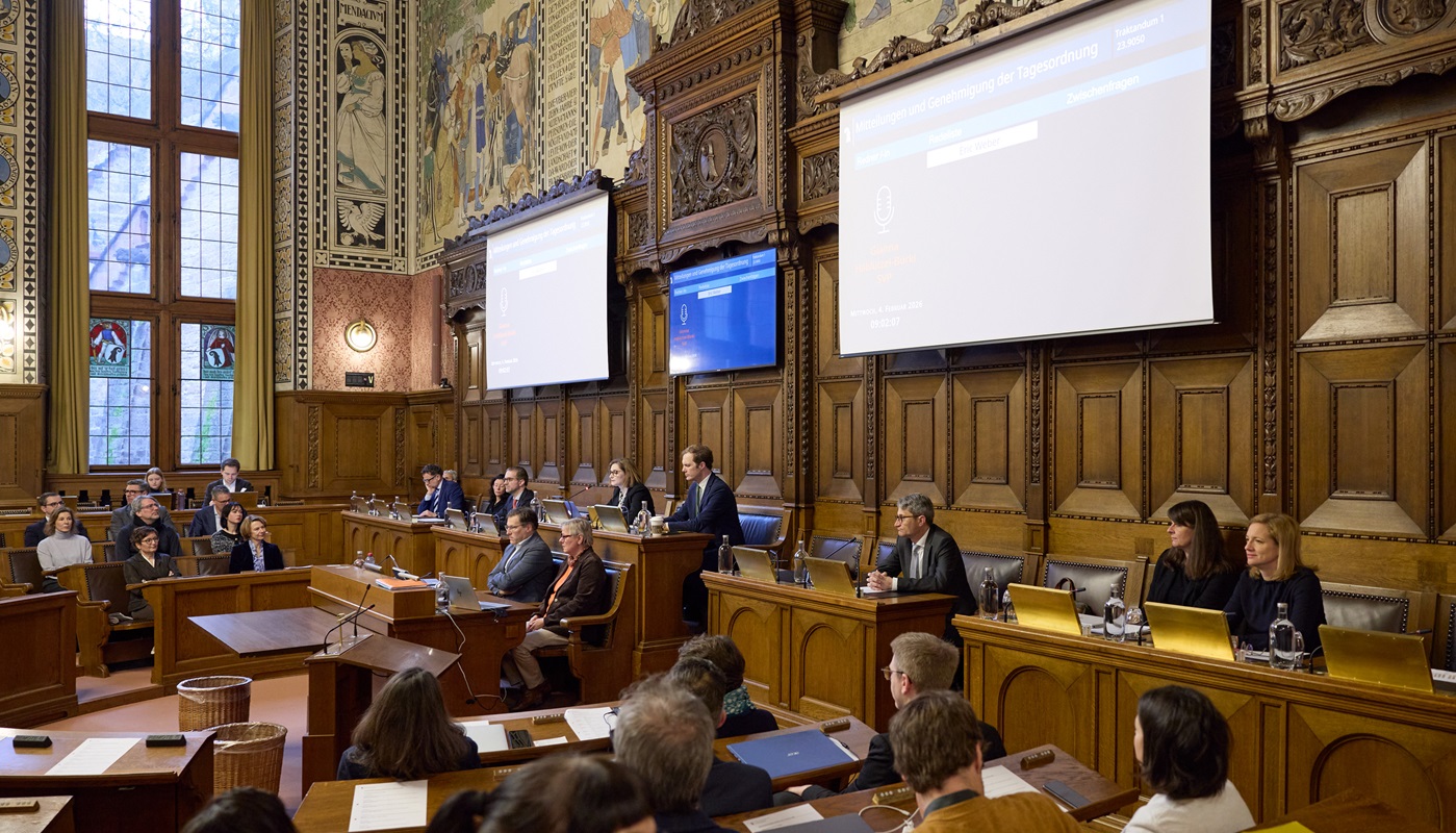 Vorne sitzen Regierungsmitglieder (dazwischen das Ratspräsidium).