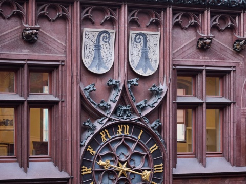 Uhr im Rathaus-Innenhof