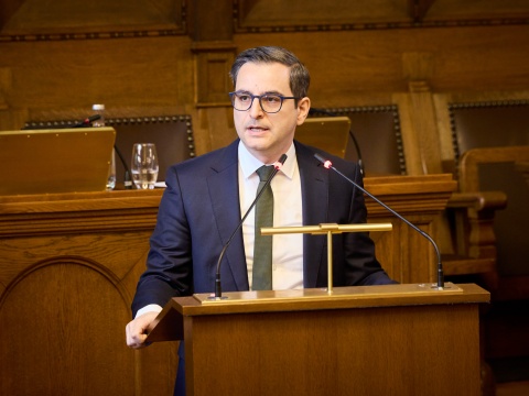 Am Mikrofon