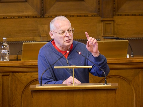 Am Mikrofon